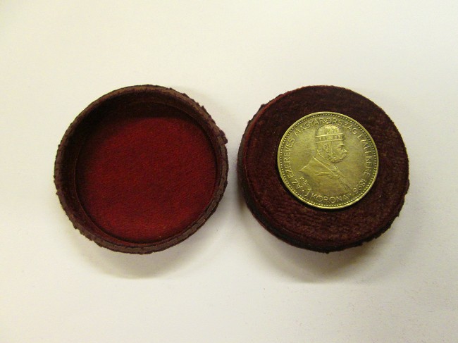 Bordó szövet milllenniumi ezüst 1 koronás díszdobozos változat