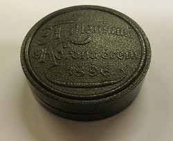 Sötétbarna domború milllenniumi ezüst 1 koronás díszdobozos változat