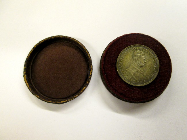 Sötétbarna szövet milllenniumi ezüst 1 koronás díszdobozos változat