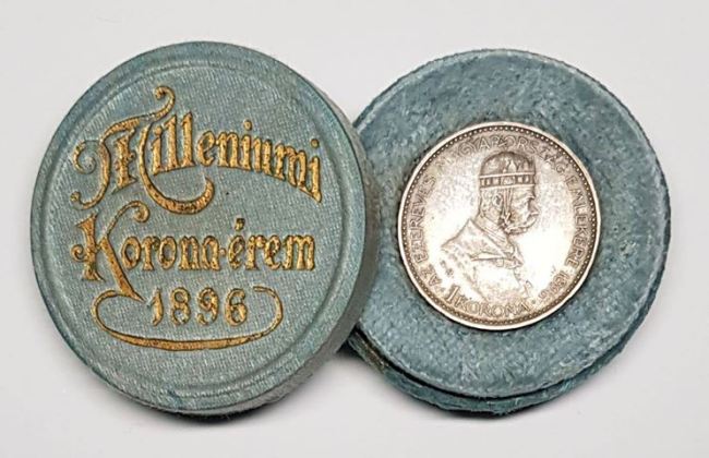 Világoskék szövet milllenniumi ezüst 1 koronás díszdobozos változat
