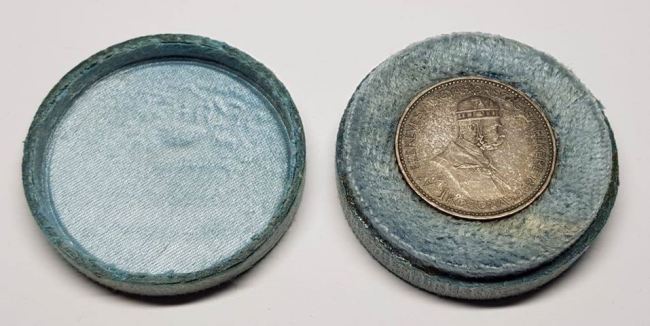 Világoskék szövet milllenniumi ezüst 1 koronás díszdobozos változat