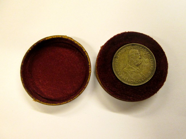 Vörös domború milllenniumi ezüst 1 koronás díszdobozos változat
