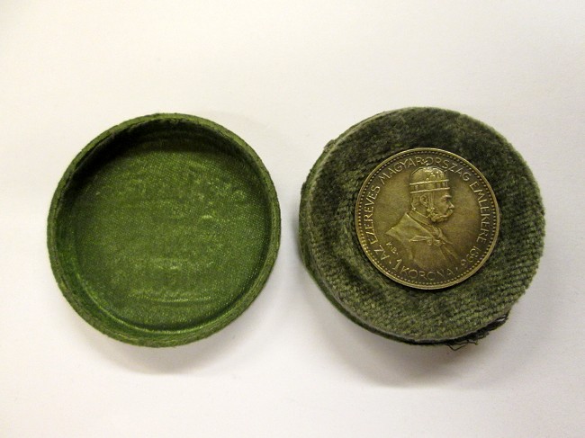 Zöld szövet milllenniumi ezüst 1 koronás díszdobozos változat